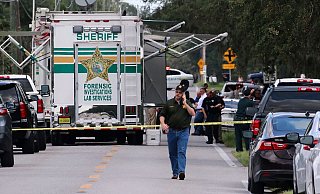 Kriminalbeamte im US-Bundesstaat Florida untersuchen nach einer Schießerei mit mehreren Toten den Tatort. - Foto: Michael Wilson/The Lakeland Ledger via AP/dpa Kriminalbeamte im US-Bundesstaat Florida untersuchen nach einer Schießerei mit mehreren Toten den Tatort. - Foto: Michael Wilson/The Lakeland Ledger via AP/dpa
