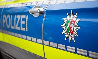 Nach dem Steinwurf von einer Fußgängerbrücke in Dormagen ermittelt eine Mordkommission. (Symbolbild) - Friso Gentsch/dpa Nach dem Steinwurf von einer Fußgängerbrücke in Dormagen ermittelt eine Mordkommission. (Symbolbild) - Friso Gentsch/dpa