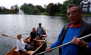 Voller Einsatz am Kurparksee: Mitarbeiter Jörg Ballenthin (vorne) zieht das Ruderboot heran. Darin sitzen (von links) Koordinatorin Birgit Maibach, „awb"-Geschäftsführer Uwe Dorn und Ballenthins Kollege Joachim Vogt. - Lorraine Brinkmann Voller Einsatz am Kurparksee: Mitarbeiter Jörg Ballenthin (vorne) zieht das Ruderboot heran. Darin sitzen (von links) Koordinatorin Birgit Maibach, „awb"-Geschäftsführer Uwe Dorn und Ballenthins Kollege Joachim Vogt. - Lorraine Brinkmann