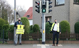 Cord Brüning vom Heimatverein Hiddesen e.V. (links) und Detmolds Bürgermeister Frank Hilker präsentieren die das neue Hermann-Ampelmännchen an der Theodor-Heuss-Straße. Das Signal zum Überqueren der Straße gibt Hermanns weibliches Pendant Thusnelda. Beide Darstellungen stammen aus der Feder von Comiczeichner André Sedlaczek. - Yannick Sonntag(LZ) Cord Brüning vom Heimatverein Hiddesen e.V. (links) und Detmolds Bürgermeister Frank Hilker präsentieren die das neue Hermann-Ampelmännchen an der Theodor-Heuss-Straße. Das Signal zum Überqueren der Straße gibt Hermanns weibliches Pendant Thusnelda. Beide Darstellungen stammen aus der Feder von Comiczeichner André Sedlaczek. - Yannick Sonntag(LZ)