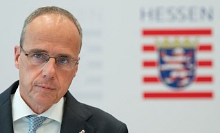 Peter Beuth bestätigte im Landtag die Zahl von insgesamt 49 beteiligten Beamten. - Foto: Boris Roessler/dpa Peter Beuth bestätigte im Landtag die Zahl von insgesamt 49 beteiligten Beamten. - Foto: Boris Roessler/dpa