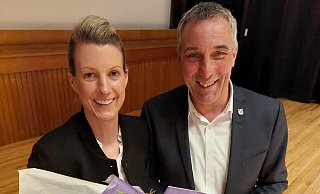 Bürgermeister Dirk Tolkemitt beglückwünscht Melanie Koring mit einem Blumenstrauß zu ihrer Wiederwahl als 1. Beigeordnete. - Stadt Bad Salzuflen Bürgermeister Dirk Tolkemitt beglückwünscht Melanie Koring mit einem Blumenstrauß zu ihrer Wiederwahl als 1. Beigeordnete. - Stadt Bad Salzuflen