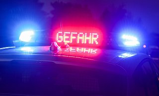 Der Hinweis &laquo;Gefahr&raquo; leuchtet auf dem Dach eines Einsatzwagens der Polizei. - Jan Woitas/dpa/Symbolbild