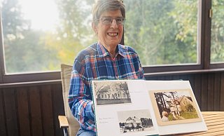 Helmut Lehmann (85) zeigt in einem Fotoalbum alte Aufnahmen des Gutshauses Alt Wunneschin in Pommern. Im Sommer 1981 war er noch mal in seiner alten Heimat. - Silke Buhrmester
