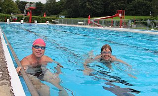 Carsten und Sabine Beine ziehen regelmäßig ihre Bahnen im Schiederaner Freibad. „Ich freue mich, dass hier ein unkompliziertes Schwimmen – ohne Einbahnstraßen-Regelung – möglich war", so der Hobby-Schwimmer. - Michaela Weiße