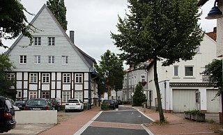 Das Foto zeigt die Rhienstraße – aufgenommen von der Hellmeyerstraße in Richtung Bergstraße. Der Straßenname ist das Einzige, was in Lage noch an den unterirdisch verlaufenden Rhienbach erinnert. - Michael Biermann