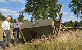 René Köster (links) und Friedhelm Möller stehen vor dem zerstörten Hochsitz in der Haßler Sandgrube. - Karin Prignitz René Köster (links) und Friedhelm Möller stehen vor dem zerstörten Hochsitz in der Haßler Sandgrube. - Karin Prignitz