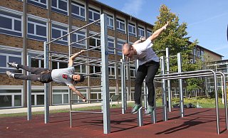 Gute Ergänzung: Visa Tisathi (links) und Manuel Schramm trainieren gerne am "Calisthenics"-Gerät auf dem Gelände des Lüttfeld Berufskollegs. Sie wünschen sich jedoch eine eigene Parkour-Anlage in Lemgo. - Daniel Hobein
