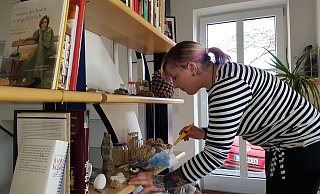 Katrin Tölle findet es nicht schlimm, Dreck anderer Leute wegzumachen: "Hier kann ich mich entspannen", sagt die vierfache Mutter über ihren Putzjob. "Keiner will was von einem." - Marianne Schwarzer Katrin Tölle findet es nicht schlimm, Dreck anderer Leute wegzumachen: "Hier kann ich mich entspannen", sagt die vierfache Mutter über ihren Putzjob. "Keiner will was von einem." - Marianne Schwarzer