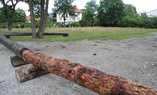 Der unbefestigte Parkplatz zwischen Freibad und Realschule ist provisorisch mit Baumstämmen und Pollern gegen Benutzung gesichert. Bauzäune versperren den Zugang zum Realschulhof. Das soll ungebetene Gäste fern halten und den Anwohnern mehr Ruhe verschaffen. - Dieter Asbrock