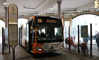 Ein Bus der Linie 350 steht im Busbahnhof am Ostertor, in knapp einer Stunde wird er in Bielefeld sein. Die Sozialdemokraten wollen, dass noch mehr Bad Salzufler Ortsteile über ein ÖPNV-Angebot mit dem Bielefelder Zentrum verbunden werden. - Till Sadlowski