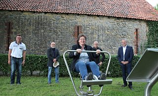 Dr. A. Heinrike Heil von der Finke-Stiftung rudert schon einmal drauf los, im Hintergrund (von links) Olaf Copony (CDU), SPD-Fraktionschef Manfred Rehse, Jens Unshelm (Freie Mandate Kalletal) und Bürgermeister Mario Hecker. - Niklas Böhmer Dr. A. Heinrike Heil von der Finke-Stiftung rudert schon einmal drauf los, im Hintergrund (von links) Olaf Copony (CDU), SPD-Fraktionschef Manfred Rehse, Jens Unshelm (Freie Mandate Kalletal) und Bürgermeister Mario Hecker. - Niklas Böhmer