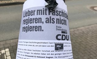 In Lemgo sind am Donnerstagmorgen rund um das CDU-Büro Flugblätter an Laternen aufgetaucht, die den Liberalen und Christdemokraten Nähe zur AfD unterstellen. - Bildrechte: Till Brand In Lemgo sind am Donnerstagmorgen rund um das CDU-Büro Flugblätter an Laternen aufgetaucht, die den Liberalen und Christdemokraten Nähe zur AfD unterstellen. - Bildrechte: Till Brand
