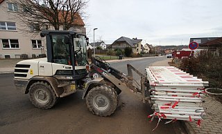 Mitarbeiter der Firma Tewes aus Bad Driburg transportieren die letzten Absperrungen am Hackemackweg ab. Straße und Kanäle sind fertig saniert. - Jens Rademacher Mitarbeiter der Firma Tewes aus Bad Driburg transportieren die letzten Absperrungen am Hackemackweg ab. Straße und Kanäle sind fertig saniert. - Jens Rademacher