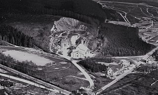 Einschlag: Wie eine Rakete war der Kessel aus dem 500 Meter entfernten Hartsteinwerk in das Kalkwerk geflogen. - Repros Horst Biere / Quelle: NW-Archiv Einschlag: Wie eine Rakete war der Kessel aus dem 500 Meter entfernten Hartsteinwerk in das Kalkwerk geflogen. - Repros Horst Biere / Quelle: NW-Archiv