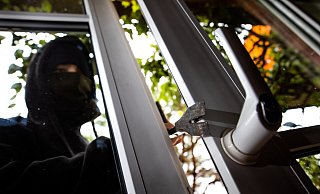 Bei einem Einbruch in Detmold hebelten Unbekannte eine Terrassentür auf - Philipp von Ditfurth/dpa/dpa-tmn