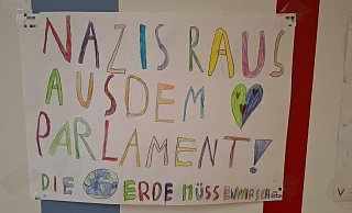 Die von Kindern gemalten Plakate wurden als Beeinflussung der Wähler gewertet und mussten abgehangen werden. - Lippische Landes-Zeitung Die von Kindern gemalten Plakate wurden als Beeinflussung der Wähler gewertet und mussten abgehangen werden. - Lippische Landes-Zeitung