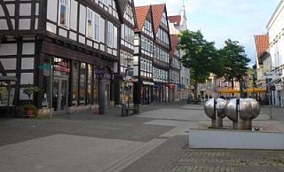 Bürgermeister Frank Hilker erklärt einige der Projekte, die die Stadt aus einem Sonderfonds finanzieren will. - cdu detmold Bürgermeister Frank Hilker erklärt einige der Projekte, die die Stadt aus einem Sonderfonds finanzieren will. - cdu detmold