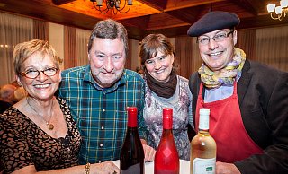 Lang ist es her: 2014 präsentierten Hannelore (Lörle) und Wolfgang Budde gemeinsam mit Andrea und Pierre Louis Plat den Wein zum dritten Blomberger Heimatmenü. Archivfoto: Torben Gocke - Torben Gocke 0160 966 411 76