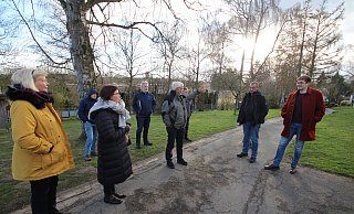 Ortstermin zu den Kleinspielfeld-Plänen an der Grundschule Kirchheide mit (vordere Reihe, von links) Martina Hagedorn (CDU), Schulleiterin Sabine Tewes-Wittig, Friedhelm Jasper (SPD), Carsten Steinmeier (CDU) und Marius Kremming (SPD). - Jens Rademacher Ortstermin zu den Kleinspielfeld-Plänen an der Grundschule Kirchheide mit (vordere Reihe, von links) Martina Hagedorn (CDU), Schulleiterin Sabine Tewes-Wittig, Friedhelm Jasper (SPD), Carsten Steinmeier (CDU) und Marius Kremming (SPD). - Jens Rademacher