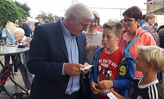 „Für Jan Ole – beste Wünsche – Dein Frank" – Bundespräsident Frank-Walter Steinmeier gibt sich volksnah in seiner Heimat, wie hier in Brakelsiek im September 2017. - Silke Buhrmester