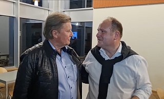 Glückliche Sozialdemokraten: SPD-Ratsherr und ehemaliger Bundestagsabgeordneter Jürgen Berghahn (links) hat seinen Wahlbezirk in Istrup einmal mehr direkt geholt und freut sich gleichzeitig mit Christoph Dolle über dessen hohes Wahlergebnis. - Marianne Schwarzer Glückliche Sozialdemokraten: SPD-Ratsherr und ehemaliger Bundestagsabgeordneter Jürgen Berghahn (links) hat seinen Wahlbezirk in Istrup einmal mehr direkt geholt und freut sich gleichzeitig mit Christoph Dolle über dessen hohes Wahlergebnis. - Marianne Schwarzer