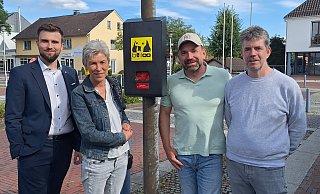 Die SPD Augustdorf hat sich für Hundebeutel-Spender eingesetzt. Das Foto zeigt (von links):Mats Uffe Schubert, Beate Pflug, Timo Freiberger und Daniel Klöpper. - SPD Augustdorf Die SPD Augustdorf hat sich für Hundebeutel-Spender eingesetzt. Das Foto zeigt (von links):Mats Uffe Schubert, Beate Pflug, Timo Freiberger und Daniel Klöpper. - SPD Augustdorf