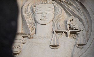 Blick auf ein Relief der Justitia. - Rolf Vennenbernd/dpa/Symbolbild Blick auf ein Relief der Justitia. - Rolf Vennenbernd/dpa/Symbolbild