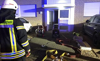 Die Feuerwehr am Einsatzort in der Christinenstraße. - Feuerwehr Bad Salzuflen Die Feuerwehr am Einsatzort in der Christinenstraße. - Feuerwehr Bad Salzuflen