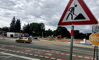 Blick (von der Einm&uuml;ndung zur Stra&szlig;e im Langen Felde) auf den neuen Parkplatz an der Hornschen Stra&szlig;e. - Yvonne Glandien