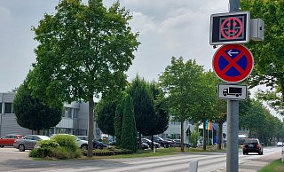 Bei zu hohem Tempo blinkt ein trauriger roter Smiley auf. Aktuell steht das Messgerät in der Pyrmonter Straße. - Michaela Weiße(LZ)