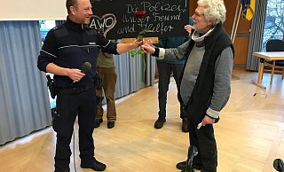 Polizei-Oberkommissar Jens Welling referiert zum Problem der Telefonbetrüger, diesich auf Senioren spezialisiert haben. Rechts Klaus Mai von der AWO. - AWO Augustdorf