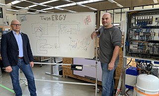 Dr. Lukasz Wisniewski vom Institut für industrielle Informationstechnik - inIT und Professor Johannes Üpping vom Future Energy - Institut für Energieforschung (iFE) der TH OWL wollen das Stromnetz gemeinsam schlau machen. - Jana Vennegerts