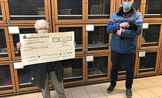Bei der Spendenübergabe: Martin Sommerfeld von der Stadt Vlotho überreicht den Spendencheck an Gerlinde Suess vom Tierheim. - Stadt Vlotho Bei der Spendenübergabe: Martin Sommerfeld von der Stadt Vlotho überreicht den Spendencheck an Gerlinde Suess vom Tierheim. - Stadt Vlotho