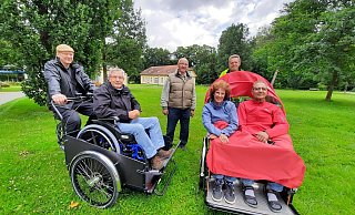Fahrradhändler Peter Stage aus Berlin (von links) präsentierte Rainer Pielsticker, Bernd Munko, Susanne Koch, Albert Holtkamp und Mohammad Gul sowie weiteren Interessierten die Rikschas im Kurpark Schieder. - Michaela Weiße(LZ) Fahrradhändler Peter Stage aus Berlin (von links) präsentierte Rainer Pielsticker, Bernd Munko, Susanne Koch, Albert Holtkamp und Mohammad Gul sowie weiteren Interessierten die Rikschas im Kurpark Schieder. - Michaela Weiße(LZ)