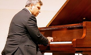 Konzertpianist Pavlos Hatzopoulos zog das Publikum mit seinen erzählerischen Interpretationen in seinen Bann. - Thomas Krügler Konzertpianist Pavlos Hatzopoulos zog das Publikum mit seinen erzählerischen Interpretationen in seinen Bann. - Thomas Krügler
