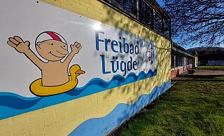 Auch in der kommenden Saison zahlen Erwachsene drei und Kinder einen Euro Eintritt in die Freibäder Lügder und Elbrinxen. - Michaela Weiße Auch in der kommenden Saison zahlen Erwachsene drei und Kinder einen Euro Eintritt in die Freibäder Lügder und Elbrinxen. - Michaela Weiße