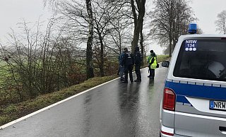 Die Polizei inspiziert am Montagvormittag den Fundort der Leiche an der K 61.   - Silke Buhrmester
