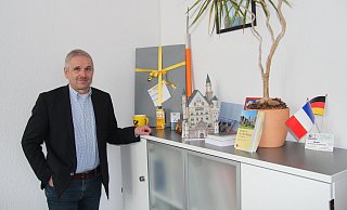 Heinz-Dieter Krüger hat ein paar Geschenke und Erinnerungsstücke auf einem Büroschrank drapiert. Allzu viel Zeit hatte er noch nicht, sein Büro persönlich einzurichten - der neue Bürgermeister muss sich um viele Baustellen gleichzeitig kümmern. - Dieter Asbrock