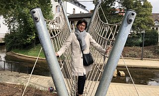 FDP-Spitzenkandidatin Regina Perunovic auf der Hängebrücke am Salzhof. - Thomas Reineke FDP-Spitzenkandidatin Regina Perunovic auf der Hängebrücke am Salzhof. - Thomas Reineke