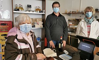 Freut sich über den neuen Dorfladen Sonneborn: Kundin Ingrid Bunte (links) mit den beiden Inhabern Andreas Müller und Heike Schütte. - Sylvia Frevert Freut sich über den neuen Dorfladen Sonneborn: Kundin Ingrid Bunte (links) mit den beiden Inhabern Andreas Müller und Heike Schütte. - Sylvia Frevert