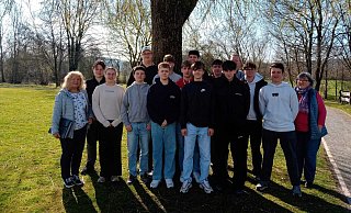 Die neuen Busbegleiter des Barntruper Gymnasiums mit Ausbilderin Christina Pörtner (links), Schulleiterin Gabriele Schmuck und dem Busbegleiter-Beauftragten Thorsten Meier. - Gymnasium Barntrup