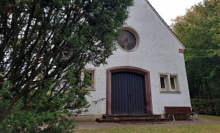 Die Friedhofskapelle Hagen wird seit 2024 für die Reihe "Kultur-Kapelle" genutzt. Durch eine Sanierung wünscht sich die Dorfgemeinschaft einen "Begegnungs- und Lernort für alle". - Archivfoto: Lorraine Brinkmann Die Friedhofskapelle Hagen wird seit 2024 für die Reihe "Kultur-Kapelle" genutzt. Durch eine Sanierung wünscht sich die Dorfgemeinschaft einen "Begegnungs- und Lernort für alle". - Archivfoto: Lorraine Brinkmann