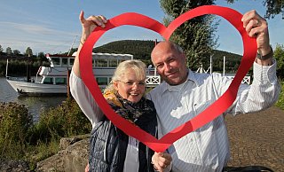 Petra Schäfer und Reinhard Kästingschäfer aus Bad Salzuflen kennen sich seit 30 Jahren. Doch erst beim Schul-Ehemaligentreffen vor zehn Jahren sprang dann der Funke über. - Bernhard Preuß