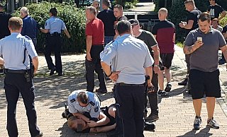 Zugriff: Die Polizei nimmt einen der Rechten fest. Er bekommt eine Strafanzeige wegen Körperverletzung. - Marianne Schwarzer