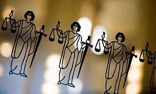 Die Justitia ist an einer Scheibe am Eingang zum Oberlandesgericht zu sehen. - Rolf Vennenbernd/dpa/Symbolbild Die Justitia ist an einer Scheibe am Eingang zum Oberlandesgericht zu sehen. - Rolf Vennenbernd/dpa/Symbolbild