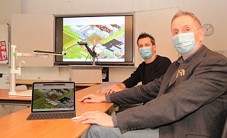 Der alte Tageslichtprojektor (ganz hinten) hat ausgedient und wurde nur f&uuml;r das Foto vom Dachboden geholt. Christoph Ullrich (links) und Eike Stiller setzen statt dessen im Unterricht auf die neue Technik, das IPad. - Carolin Brokmann