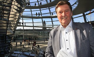 Jürgen Berghahn ist hier auf der Kuppel des Reichstages in Berlin zu sehen. - Martin Hostert