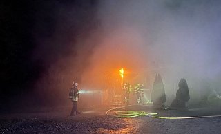 Der Kiosk stand bei Eintreffen der Feuerwehr bereits in Vollbrand. - Feuerwehr Detmold Der Kiosk stand bei Eintreffen der Feuerwehr bereits in Vollbrand. - Feuerwehr Detmold