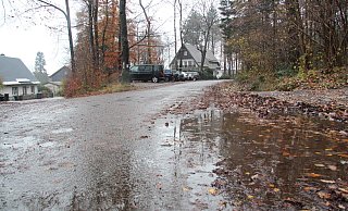 Die Stadt will die Straße Am Bärenstein in Holzhausen-Externsteine im kommenden Jahr ausbauen. - Cordula Gröne